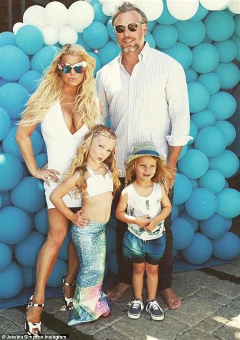 Jessica Simpson Shares Bikini, Topless Selfies on Bahamas。